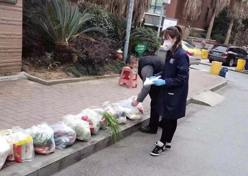 4 黨員送菜到小區(qū).jpg